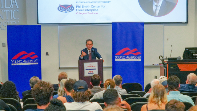 Arthur Laffer speaking to students